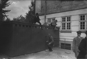 Fans sneaking into ‘Idrætsparken’ around 1920. Photo: The National Library of Denmark, photographer Holger Damgaard