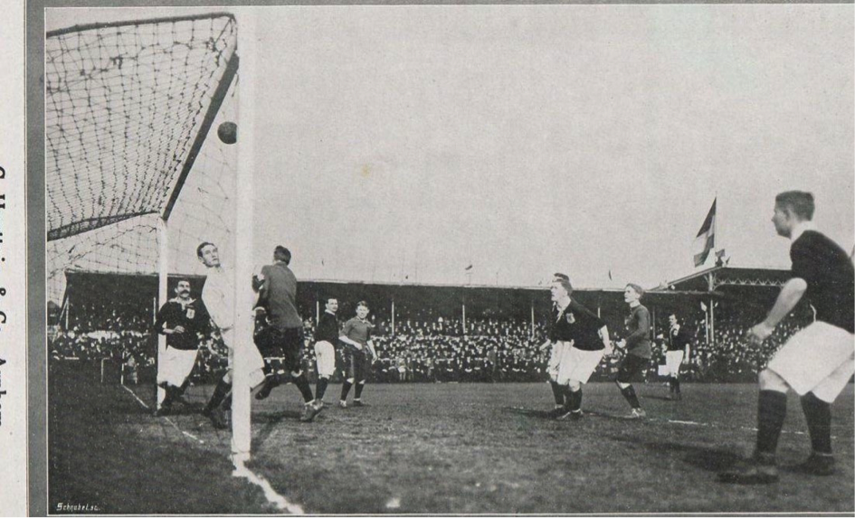 A snapshot of the ‘real’ Low Countries derby of 1912. Dutch goalkeeper Göbel stops a Belgian attempt on goal (Revue der Sporten)