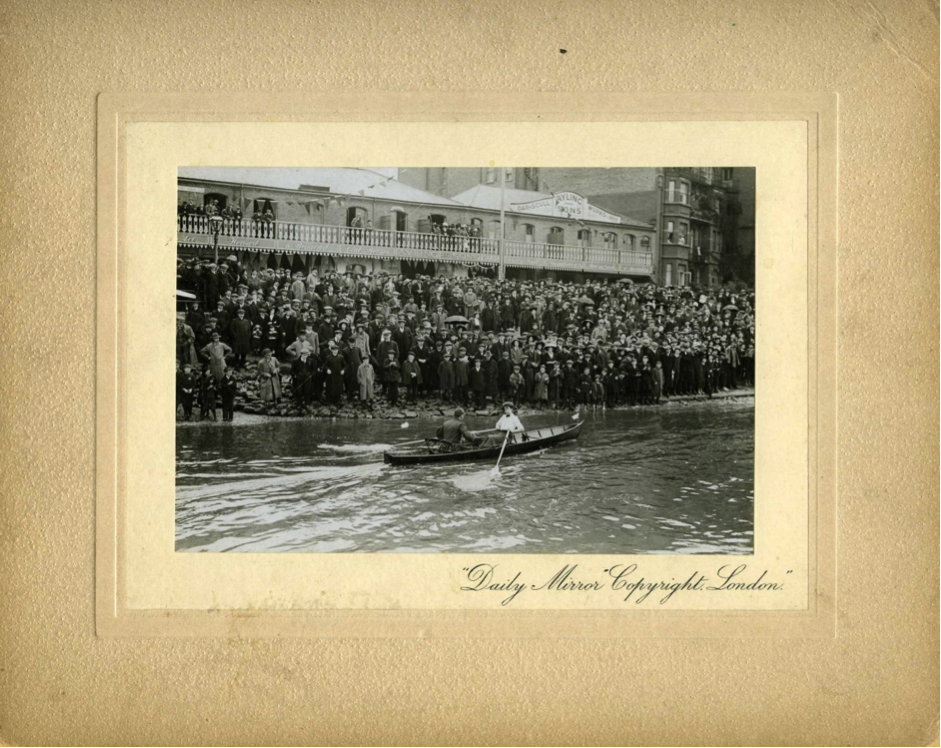 Lucy Pocock racing past crowds in the 1912 Women’s Sculling Championship © River & Rowing Museum