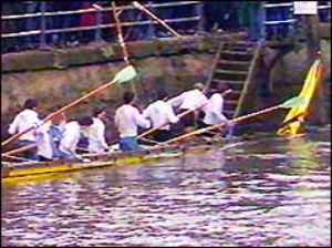 Cambridge crew with their damaged boat