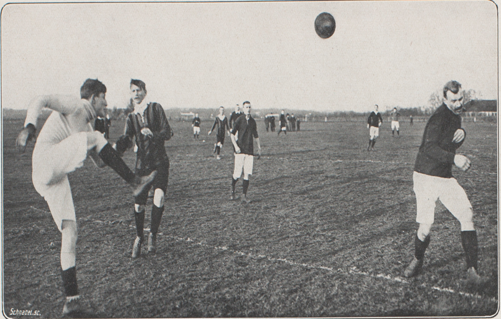 Image7- DRdS1; Caption- An action photo from De Revue der Sporten of the 1913, EDO-DEC game